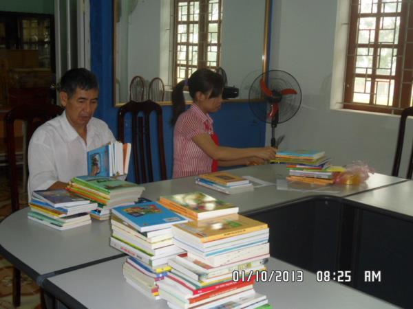 Xu ly nghiep vu sach duoc trao tang dau nam hoc 2013-2014.JPG